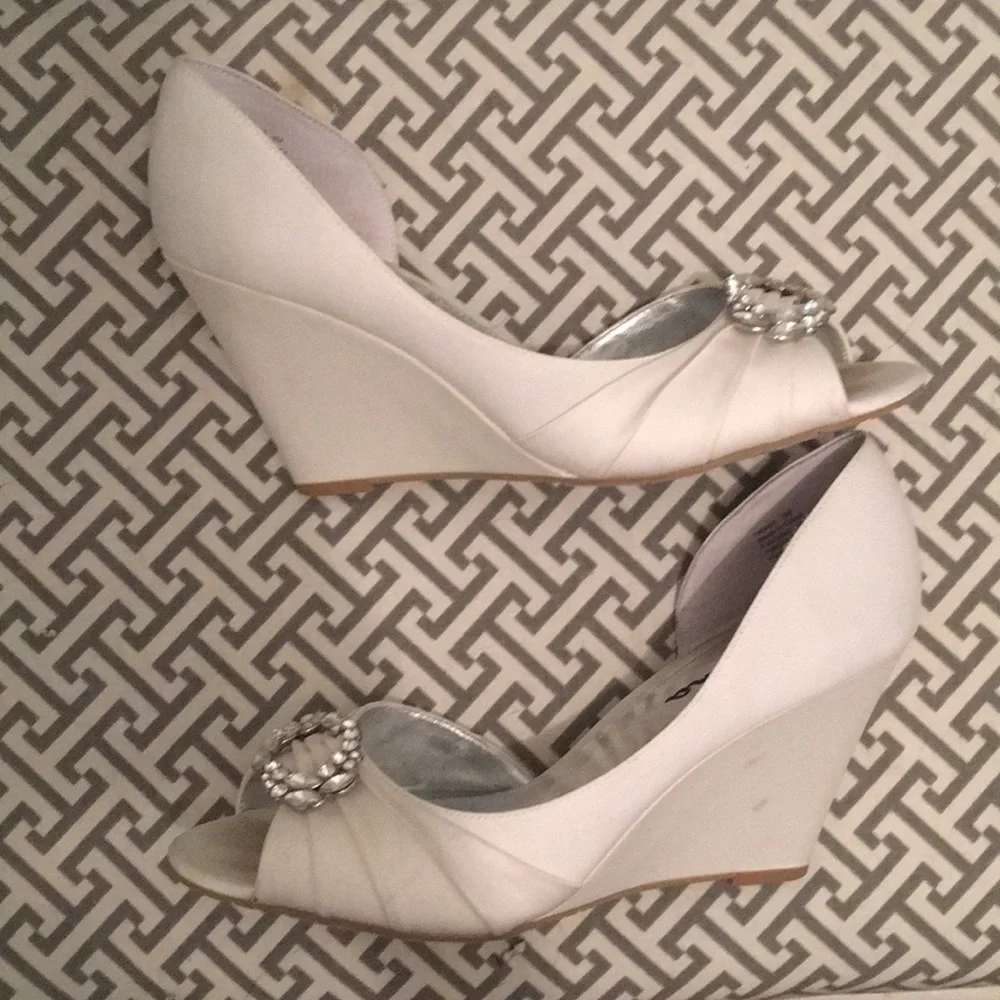 Ivory Formal Shoes - Picture 2 of 4